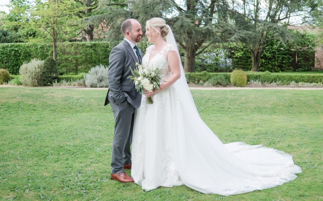 Carey’s Manor in full bloom for Stephanie and Piers’ wedding