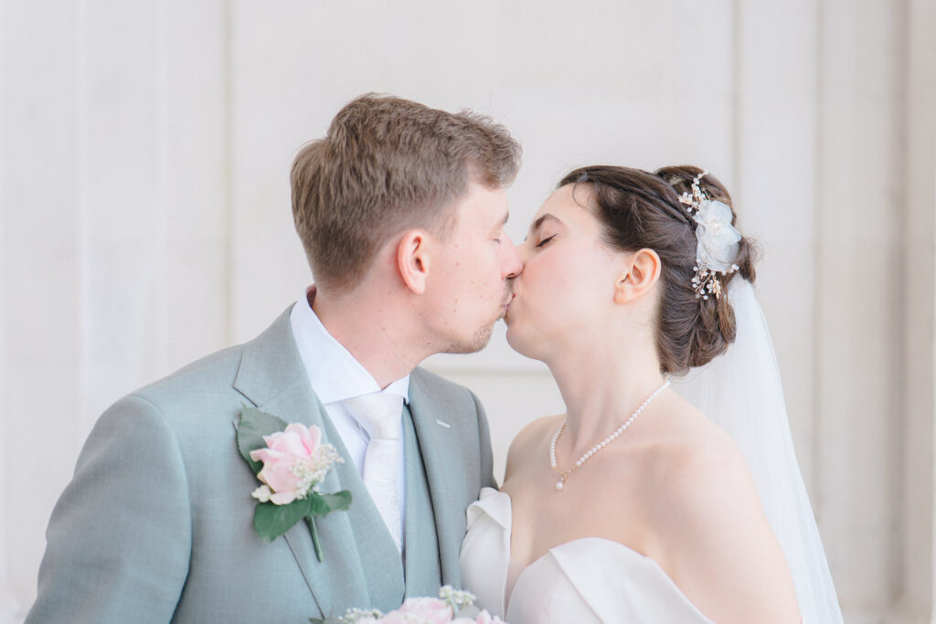 Portsmouth Guildhall wedding – couple portrait